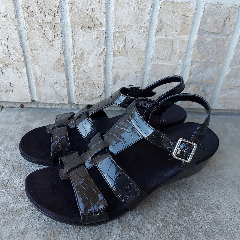 Vionic sandals women's😃😃😃 Size 9 wide